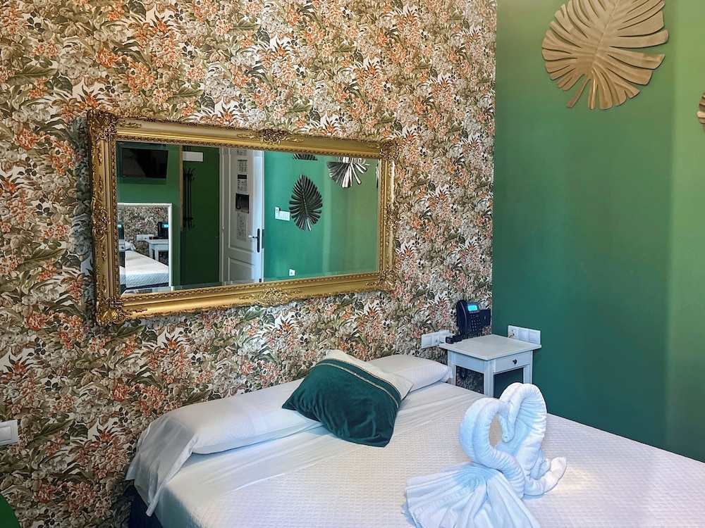 Deluxe Double Room - Photo 12
