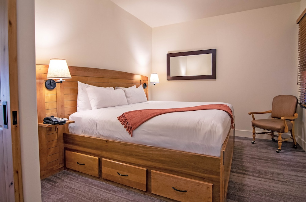 1 Bedroom Luxury Suite, 1 King Bed with Sofa bed, Hot Tub, No View photo 2