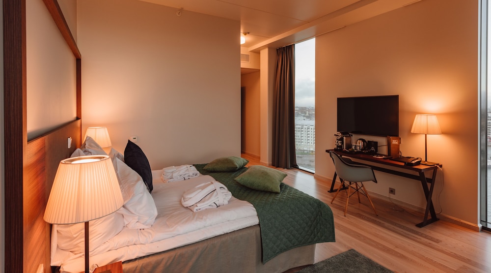 Deluxe Double Room, Non Smoking thumbnail 5