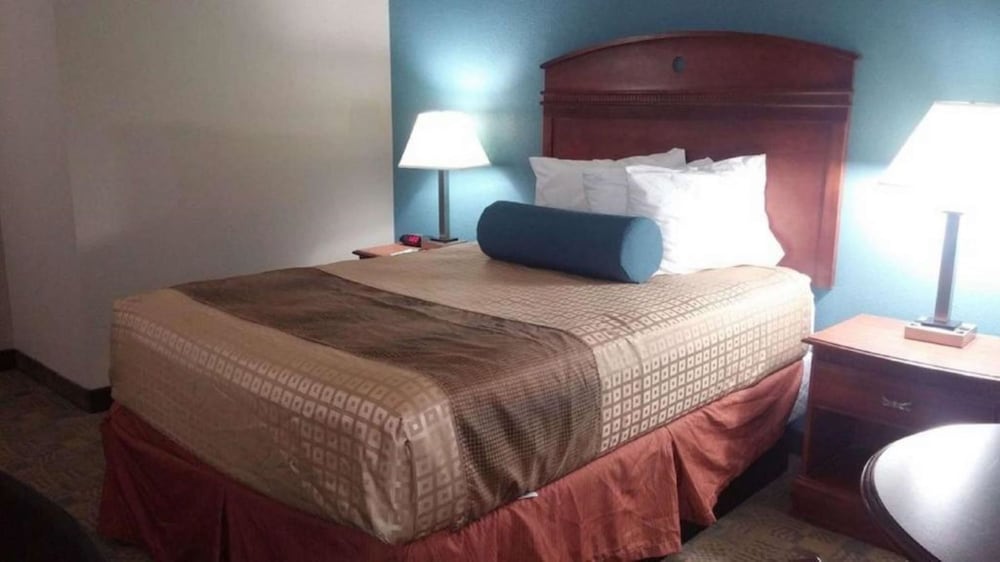 Room, 1 King Bed, Non Smoking - Photo 4