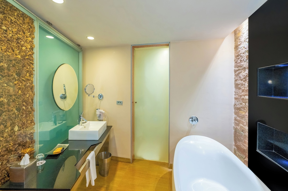 Deluxe Room - Photo 5