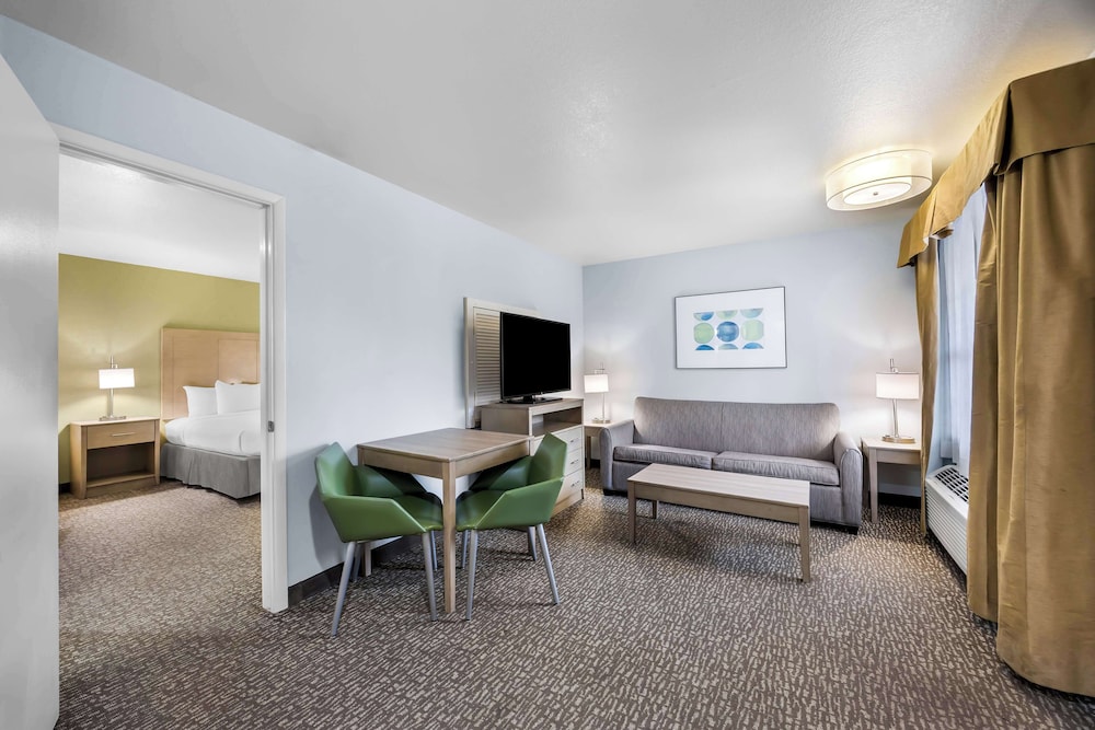 Suite, 1 King Bed, Non Smoking, Jetted Tub - Photo 2