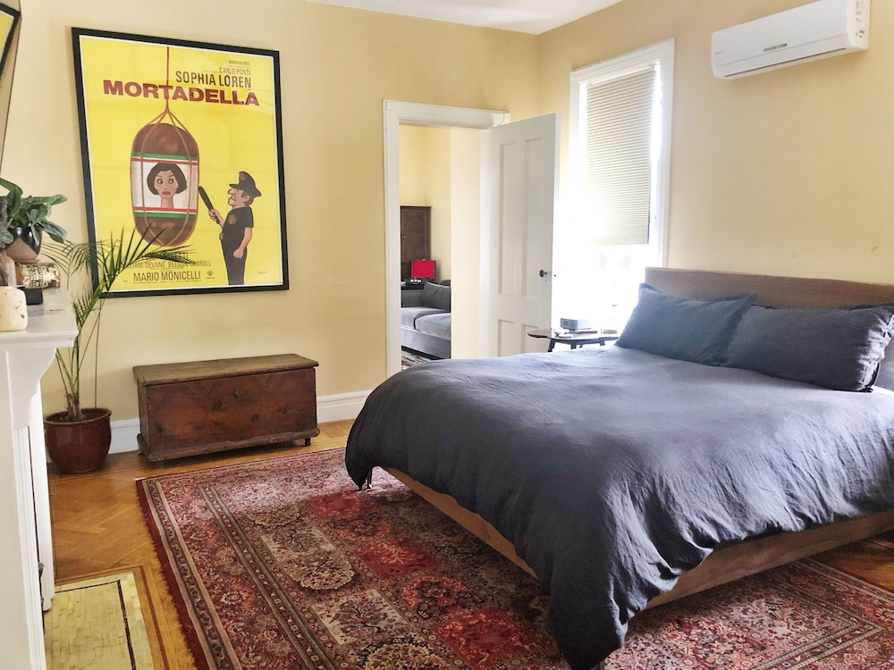 Deluxe Suite, 1 King Bed, Private Bathroom photo 1