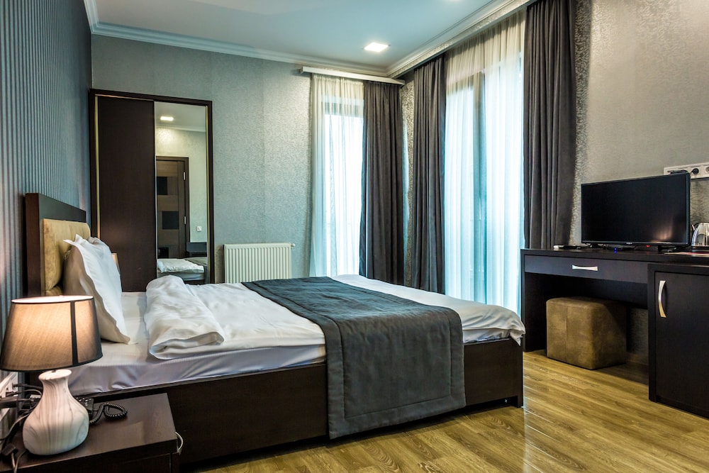 Suite, 1 Double Bed, Mountain View