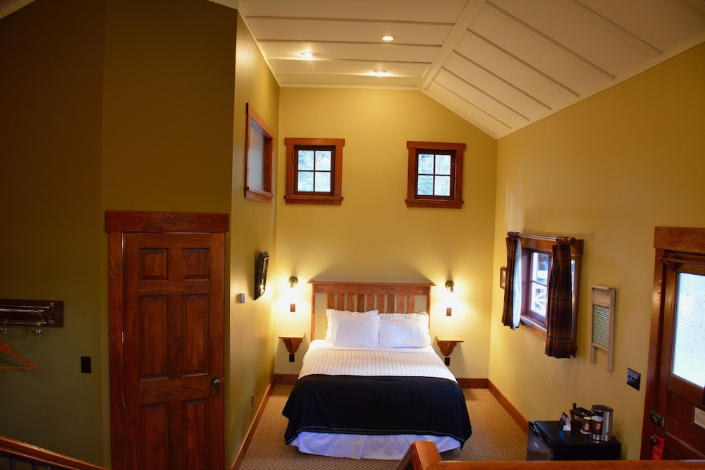 Honeymoon Cabin, 1 Queen Bed, Fireplace photo 2