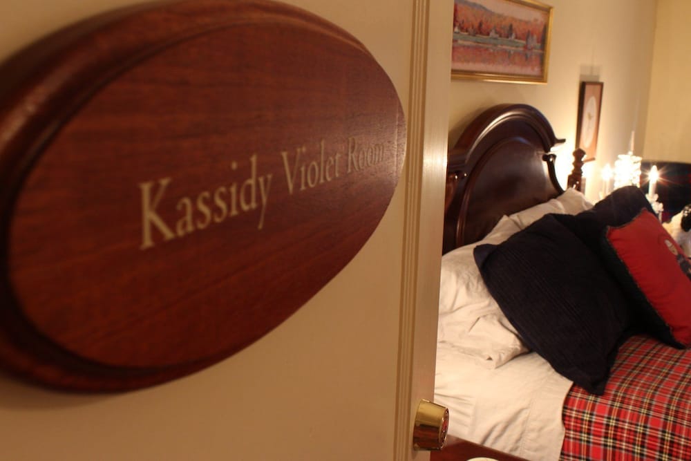 Kassidy Violet Room, 1 Queen Bed, Private Bathroom, Hill View