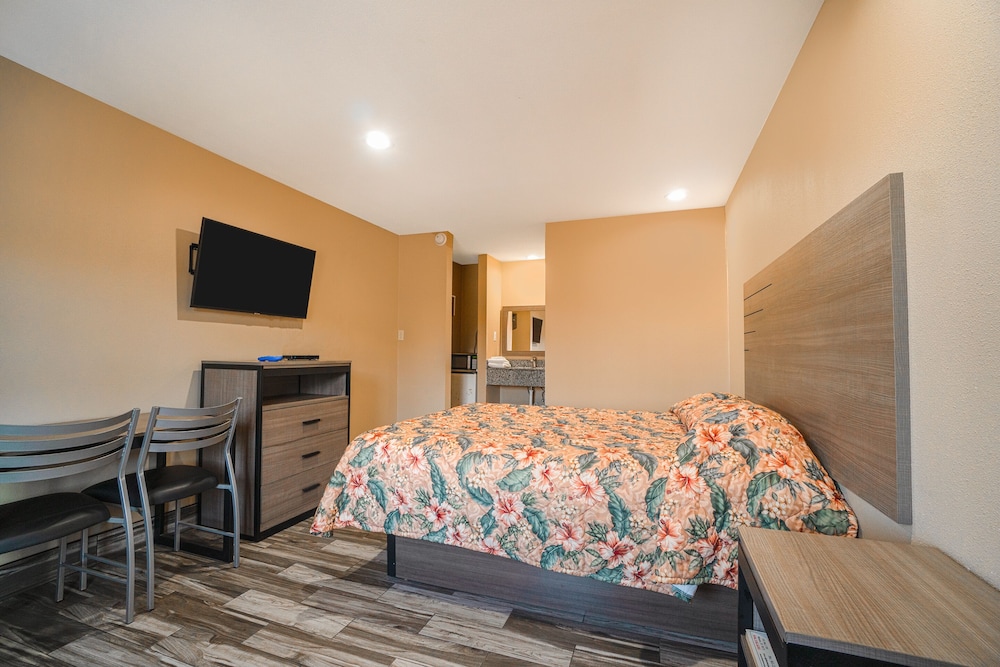 Room, 1 King Bed, Mobility Accessible, Non Smoking (Mobility, Roll-In Shower) - Photo 23