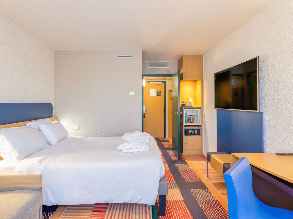Comfort Room, 1 Queen Bed with Sofa bed, Non Smoking photo 3