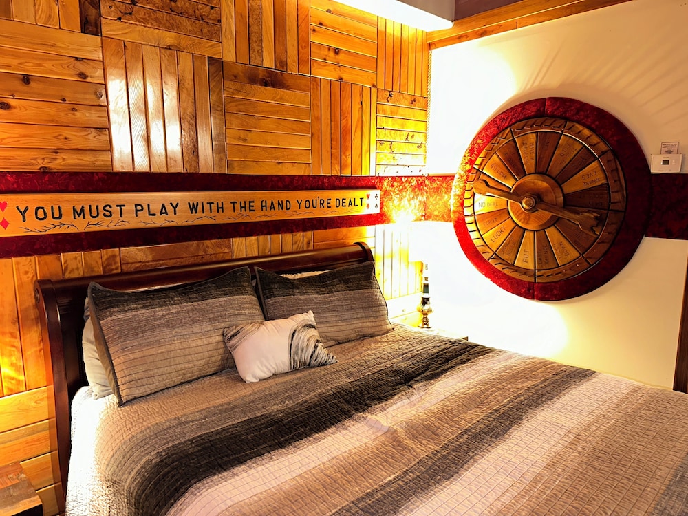 Signature Cabin, 1 Queen Bed with Sofa bed (Luck of the Draw) photo 1