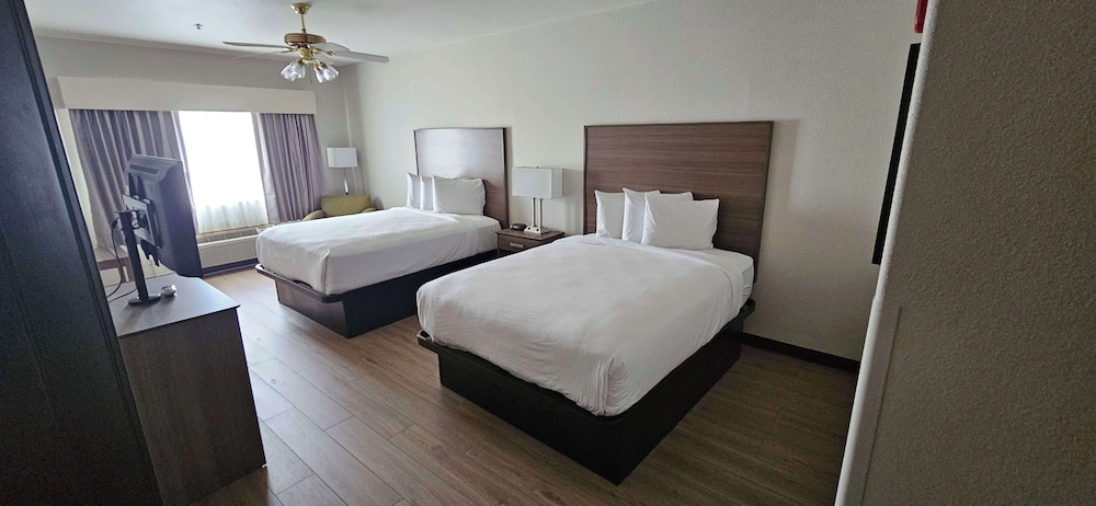 Standard Room, 2 Queen Beds, Non Smoking, Refrigerator & Microwave photo 2
