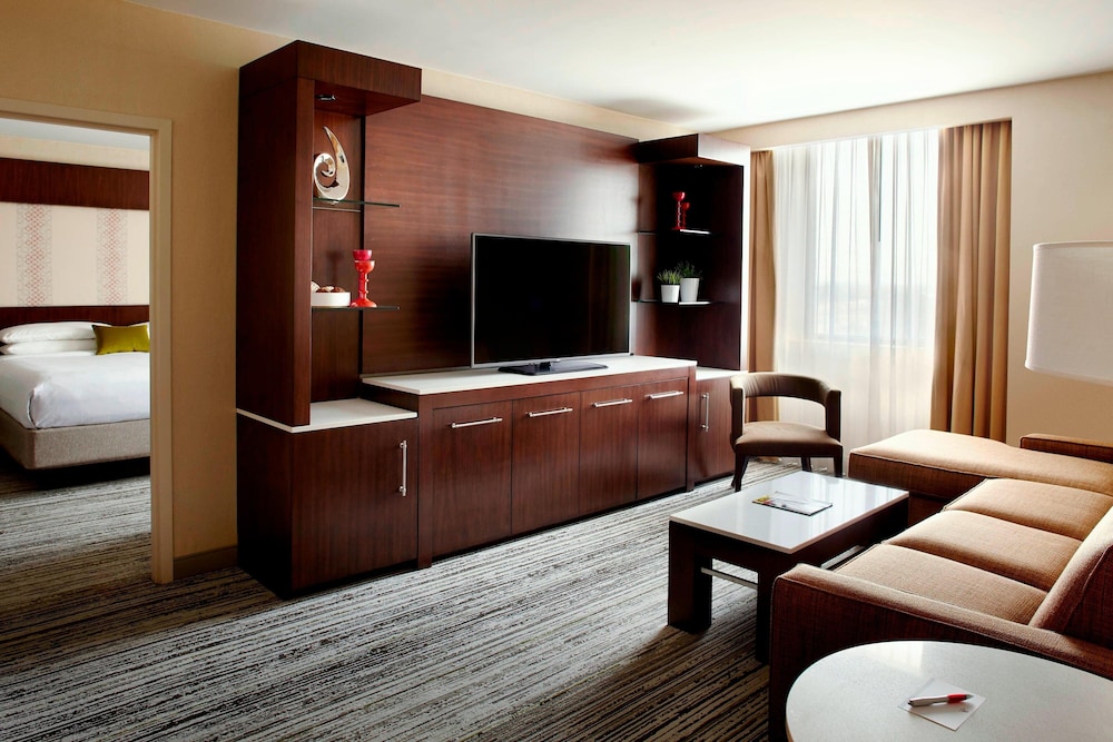 Room, 1 King Bed (Mobility/Hearing Accessible, Tub) - Photo 3