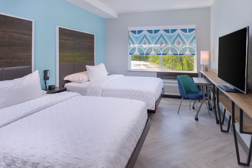 Room, 2 Queen Beds, Accessible, Bathtub photo 2