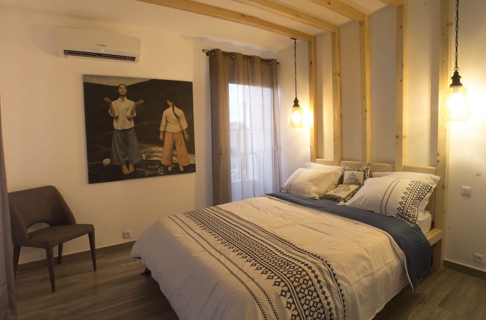 Deluxe Studio, 1 Queen Bed, Non Smoking photo 2