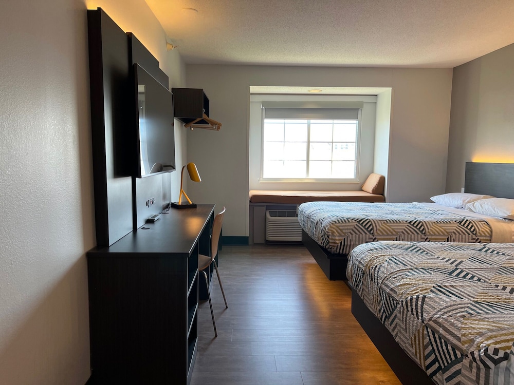 Deluxe Room, 2 Queen Beds, Non Smoking, Refrigerator - Photo 6