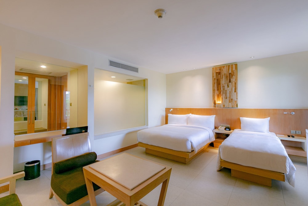Suite, Multiple Beds, Garden View