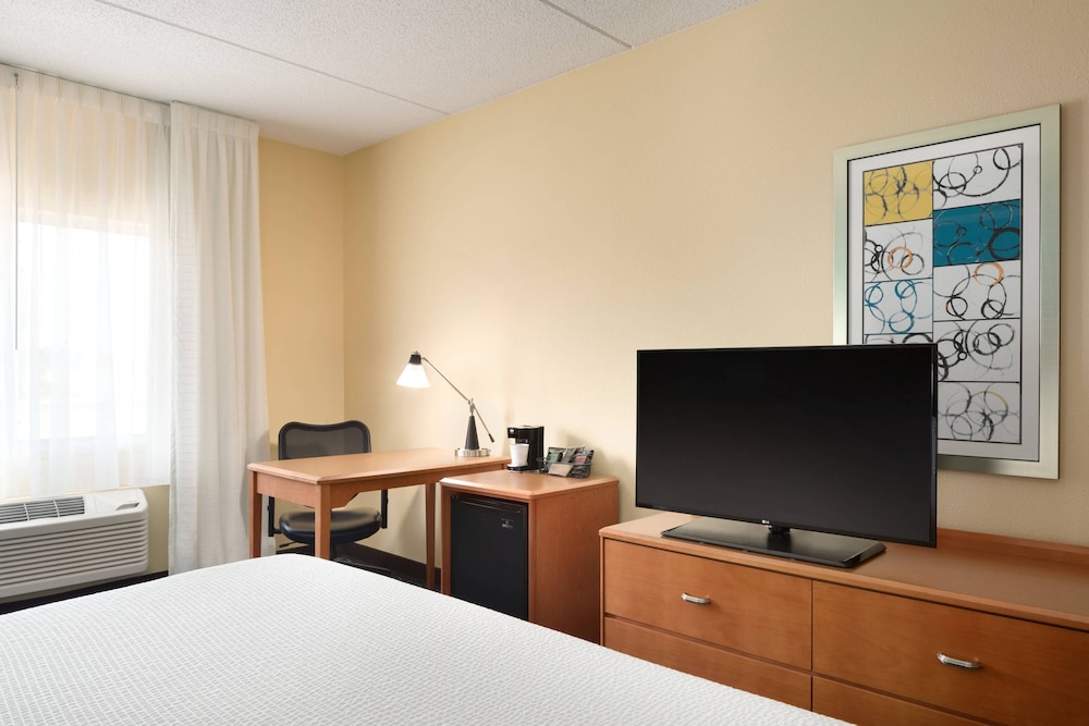 Room, 1 Queen Bed (Hearing Accessible) - Photo 3