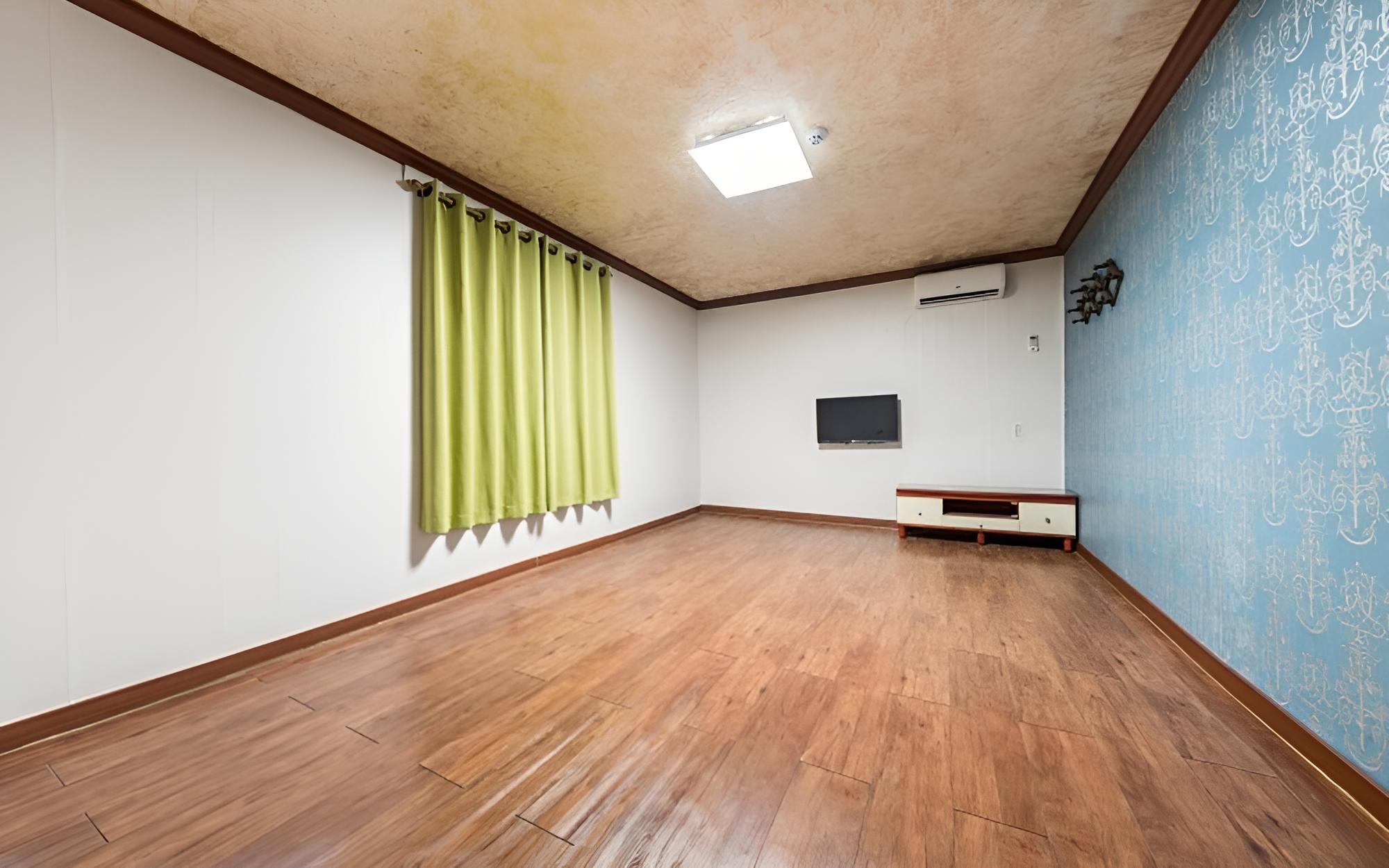 Room (Annex (Unshared House))