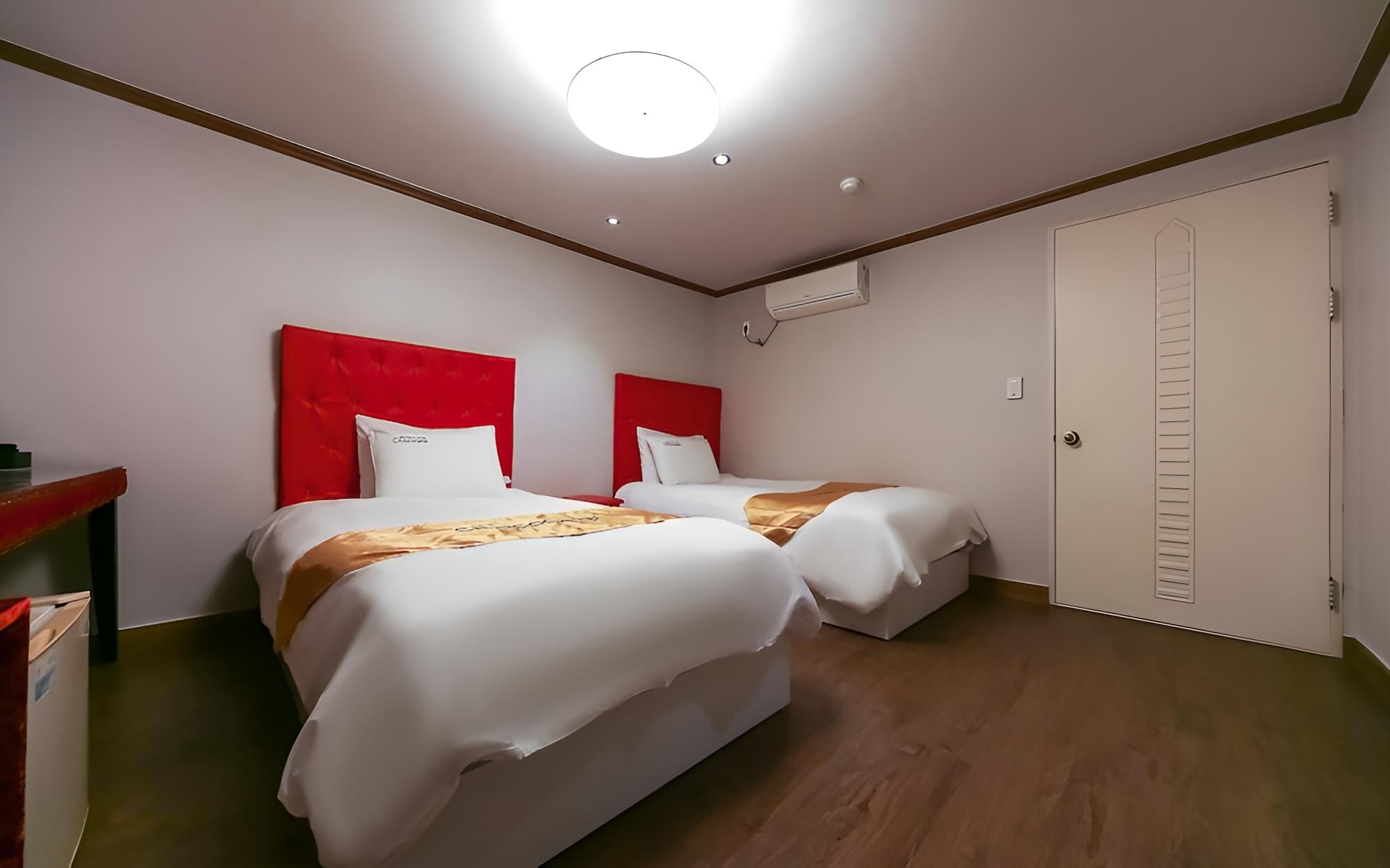 Room (Twin (luxury down bedding/PC)) photo 1