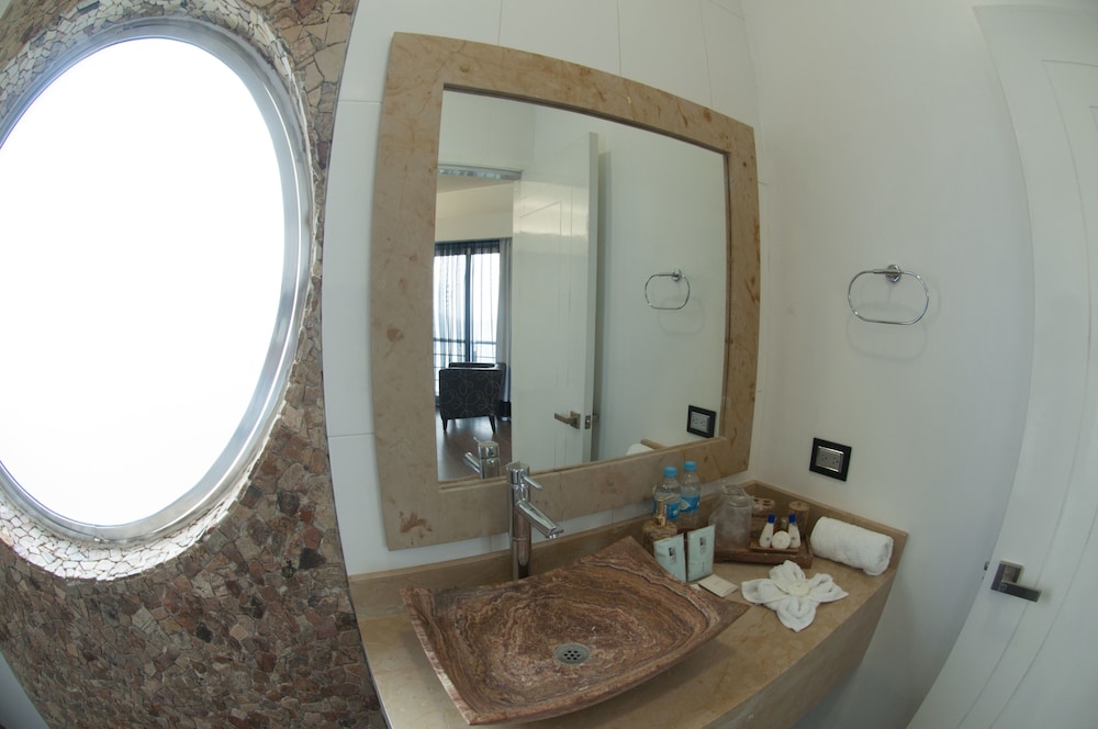 Junior Suite, 1 King Bed photo 2