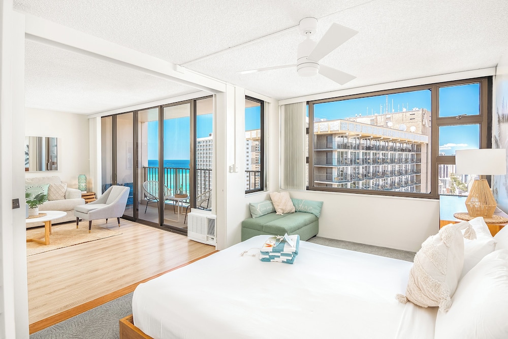 Premium Remodeled Condo with Ocean View and Parking: Premium Apartment, 1 Queen Bed with Sofa bed, Ocean View (0161) photo