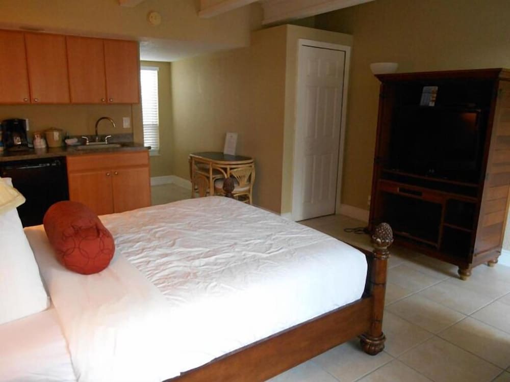 Deluxe Room, 1 Queen Bed, Kitchenette photo 1