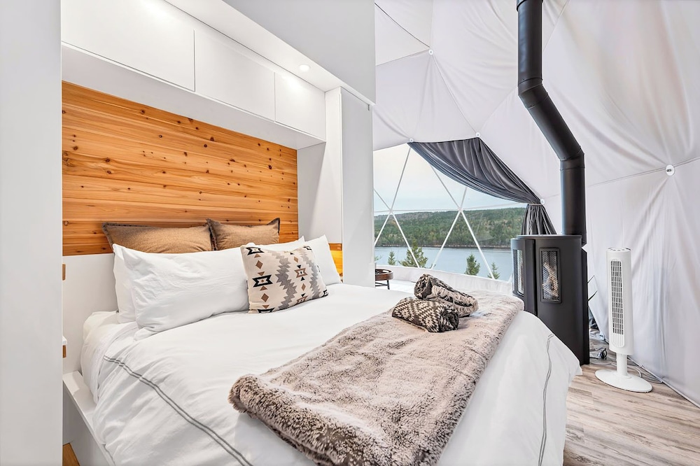 Luxury Glamping Dome 2, Lake view photo 1