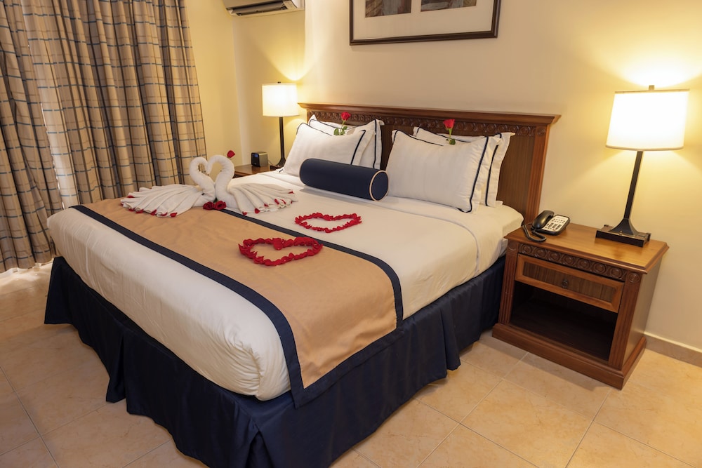 Standard Room, 1 King Bed, Non Smoking - Photo 3