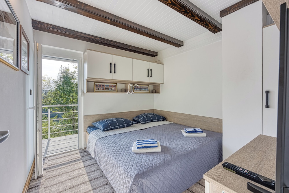 Family House, Multiple Bedrooms, Mountainside (Haven Near The River)