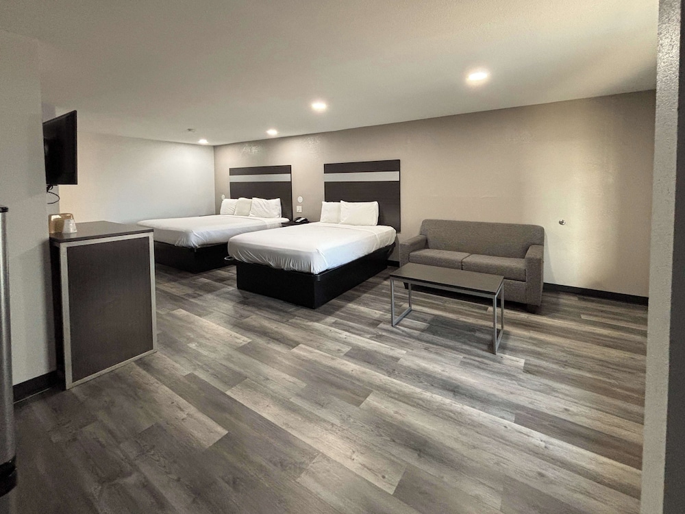 Standard Room, Multiple Beds, Non Smoking - Photo 4