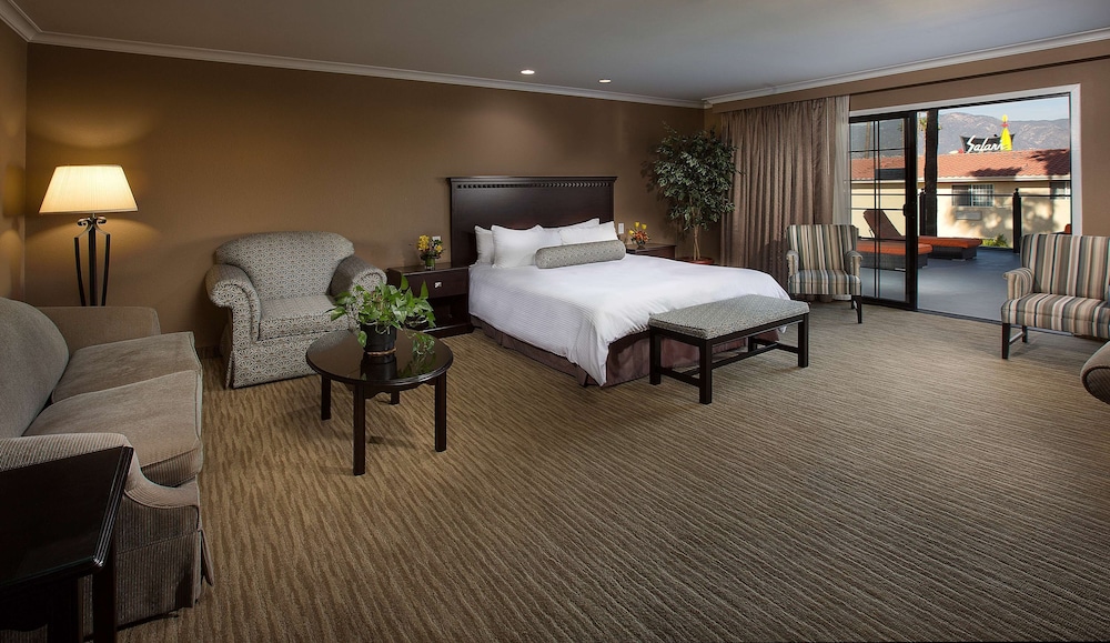 Premium Studio Suite, 1 King Bed (Coast Premium King Studio Suite) - Photo 3