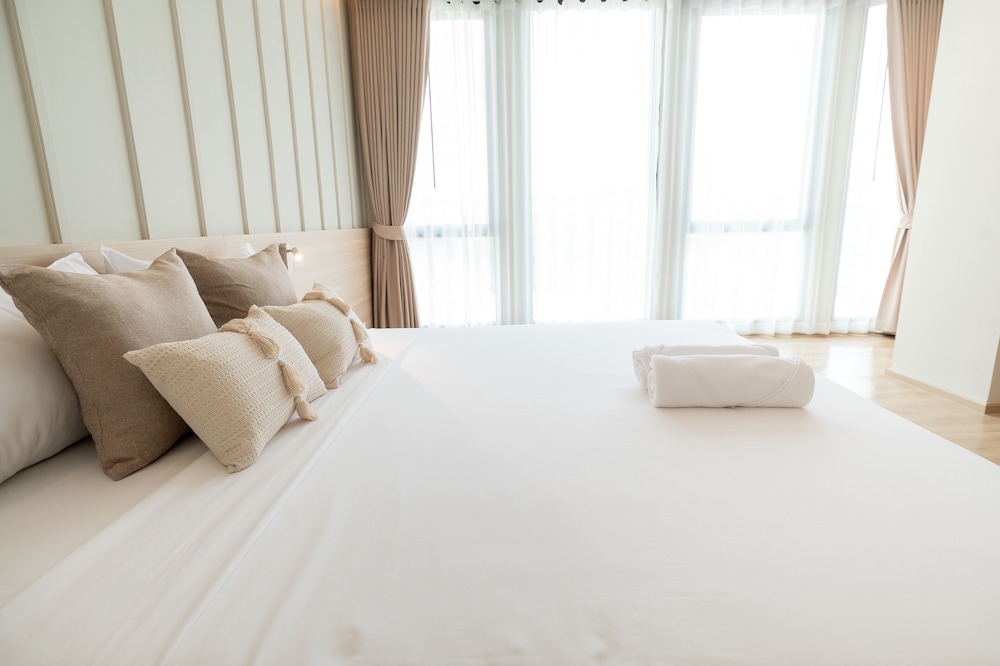 Deluxe King Bed Room - Photo 9