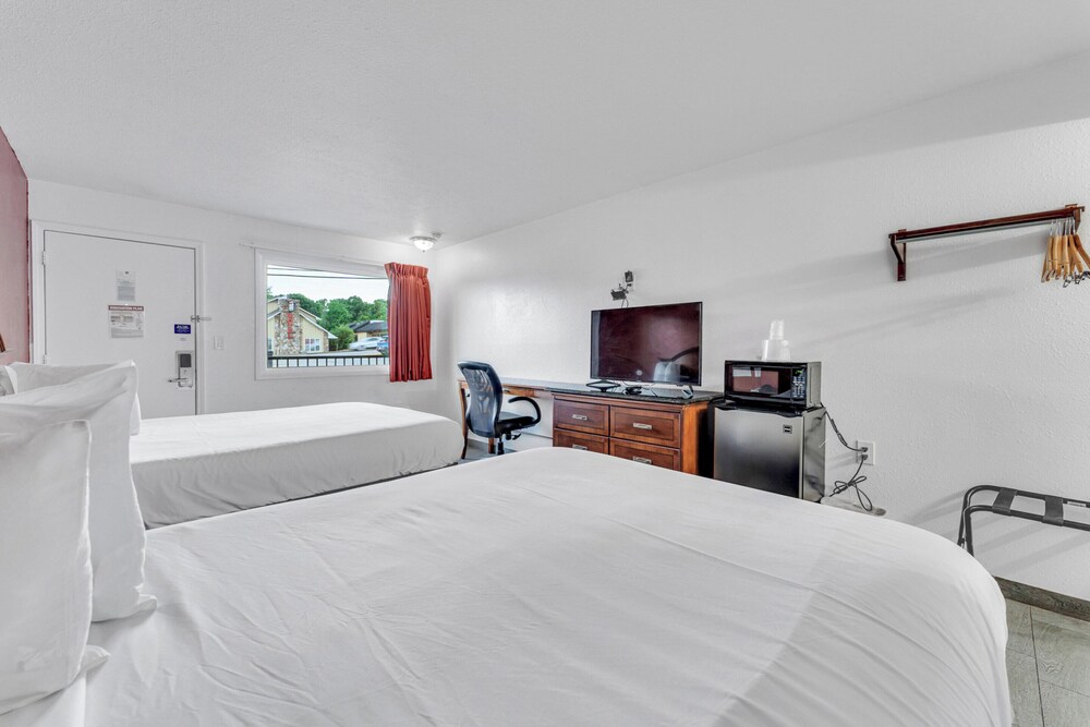 Standard Room, 2 Queen Beds, Non Smoking, Refrigerator & Microwave - Photo 5
