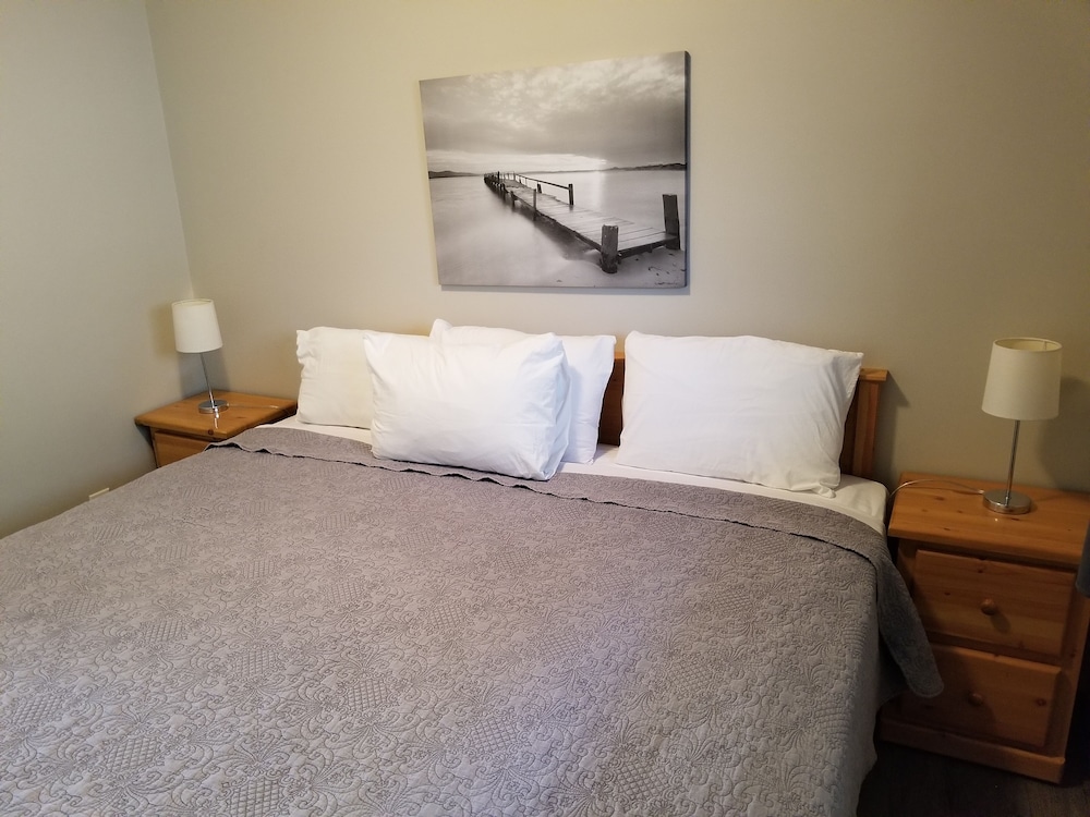 King 1 Bedroom Suite with Kitchen photo 2