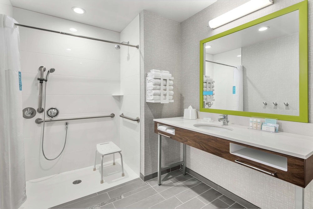Signature Studio Suite, 1 King Bed, Accessible, Non Smoking (Roll-In Shower) - Photo 3