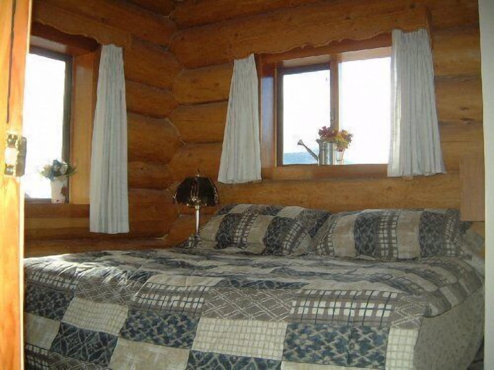 Standard Room, 1 Queen Bed, Shared Bathroom, Mountainside photo 1