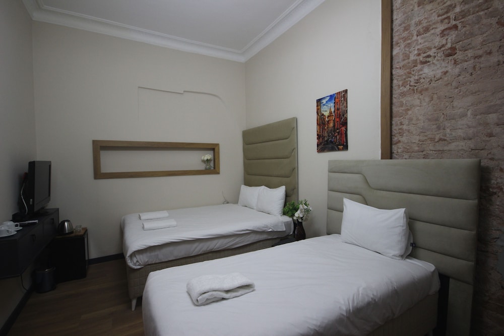 Economy Triple Room photo 2