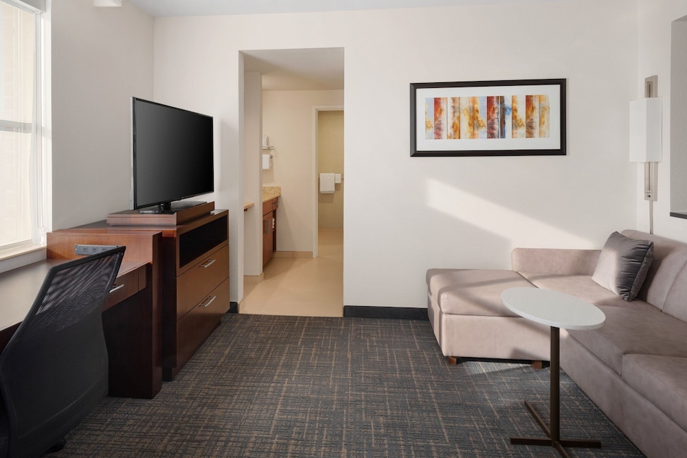 Suite, 1 Bedroom, Corner - Photo 5
