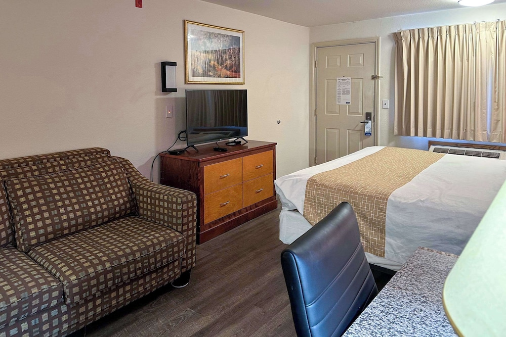 Standard Room, 1 King Bed, Non Smoking - Photo 3