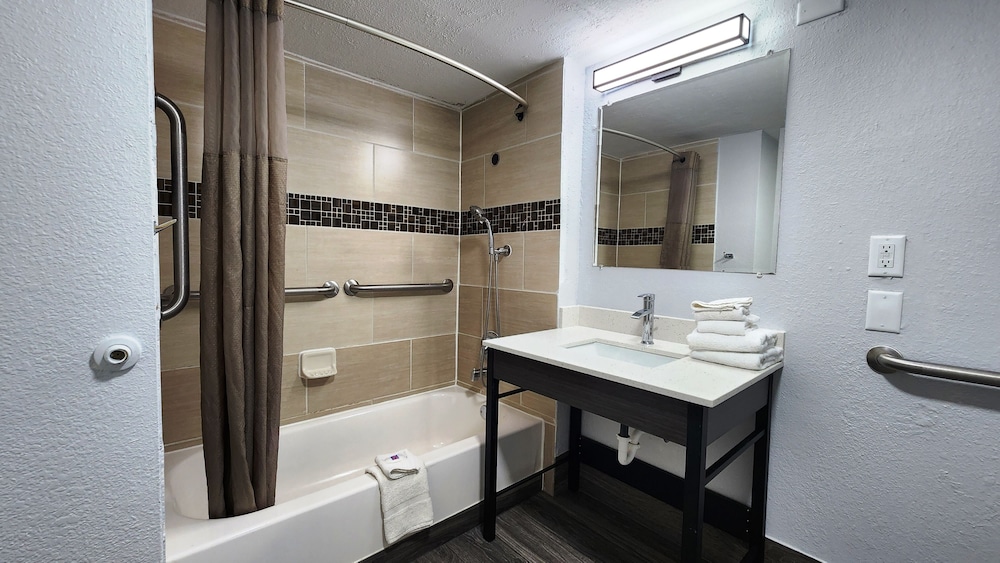 Deluxe Room, 1 King Bed, Non Smoking, Kitchenette