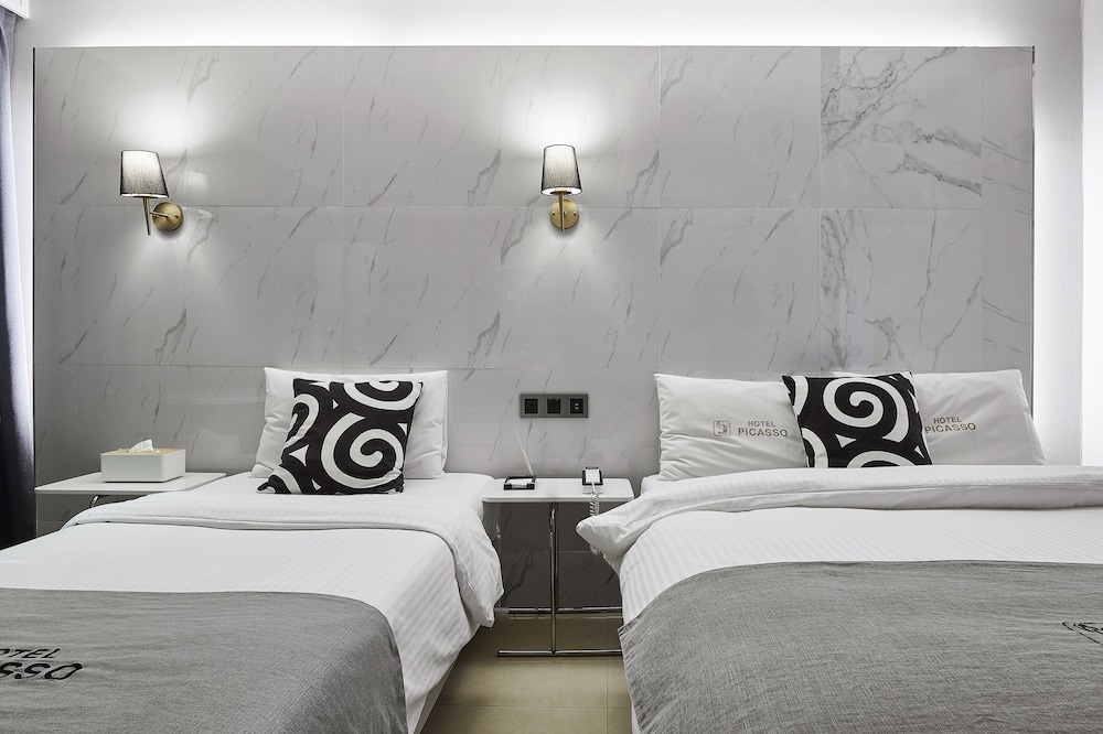 Premium Twin Room photo 2