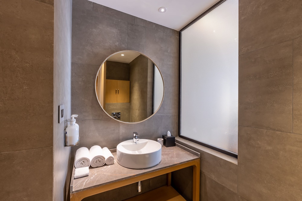 Suite, 2 Bedrooms, Balcony (Sunrise View) - Photo 8