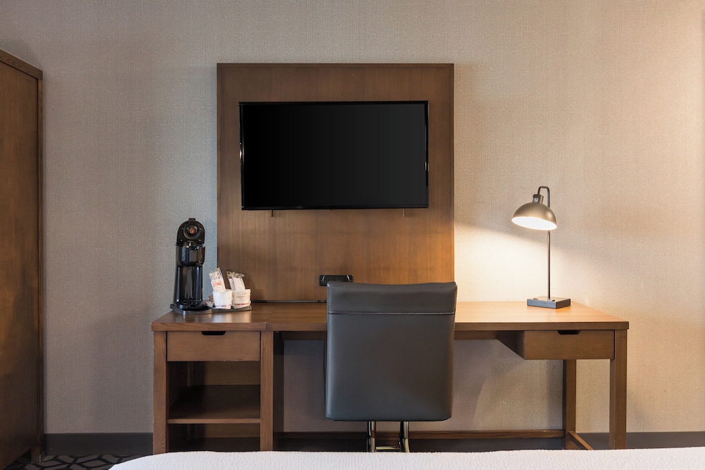 Standard Room, 1 King Bed, River View - Photo 3