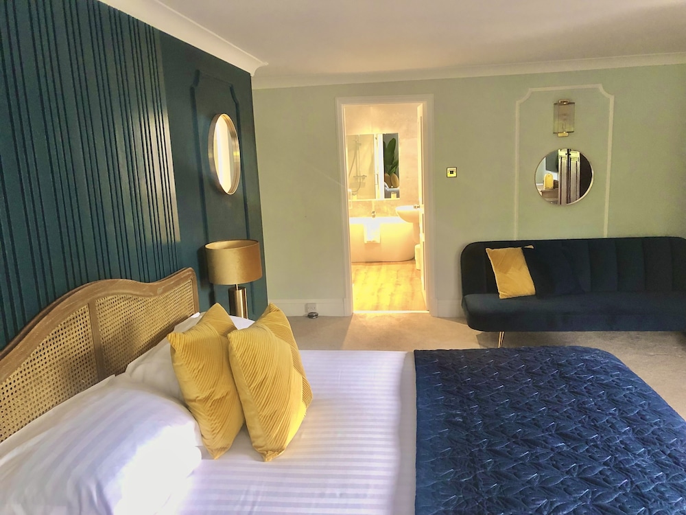Suite, Ensuite photo 1
