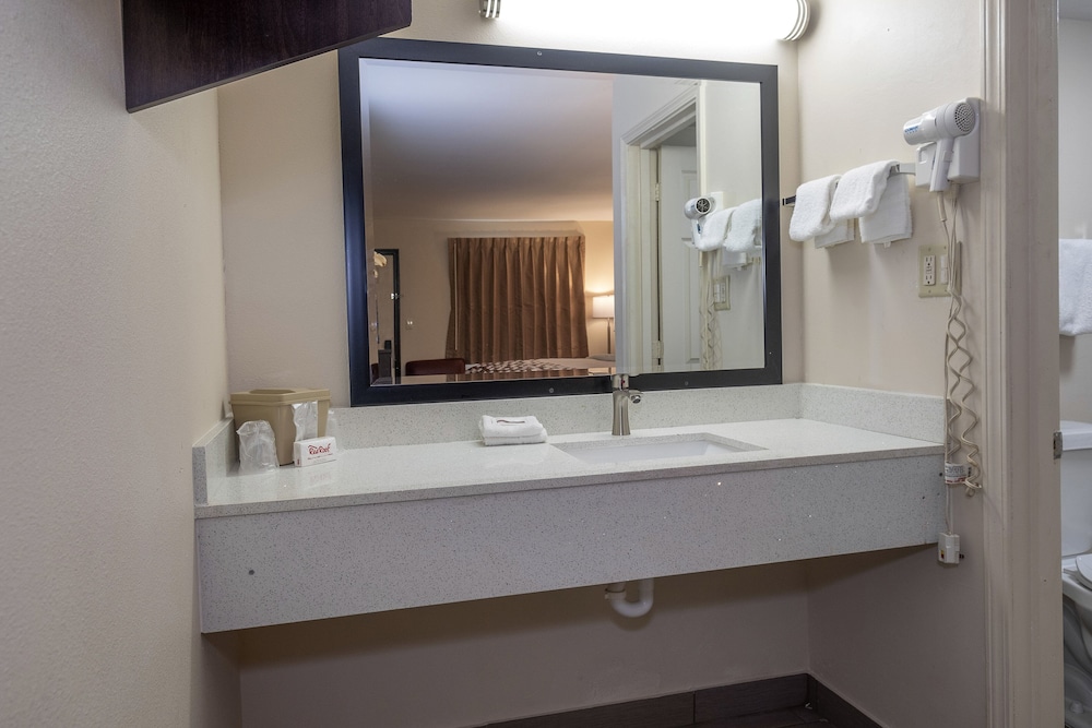Deluxe Room, 1 King Bed, Smoking photo 2