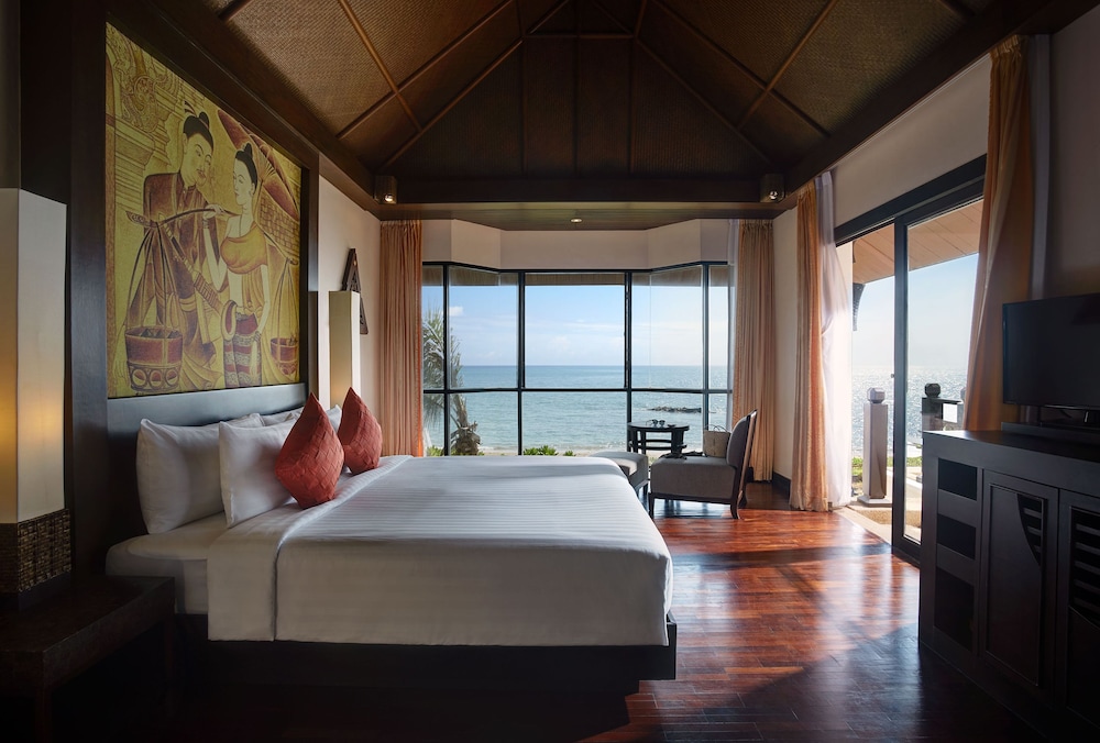 Beachfront Pool Villa photo 1
