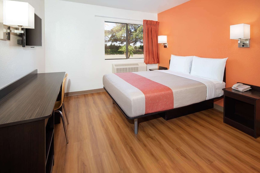 Deluxe Suite, 1 Queen Bed, Non Smoking, Refrigerator & Microwave photo 3