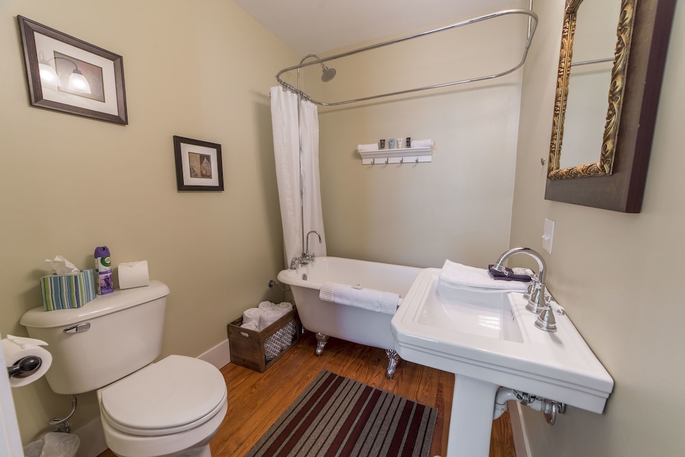 Room, Private Bathroom (Federal House: Scarlet Starlet) photo 3