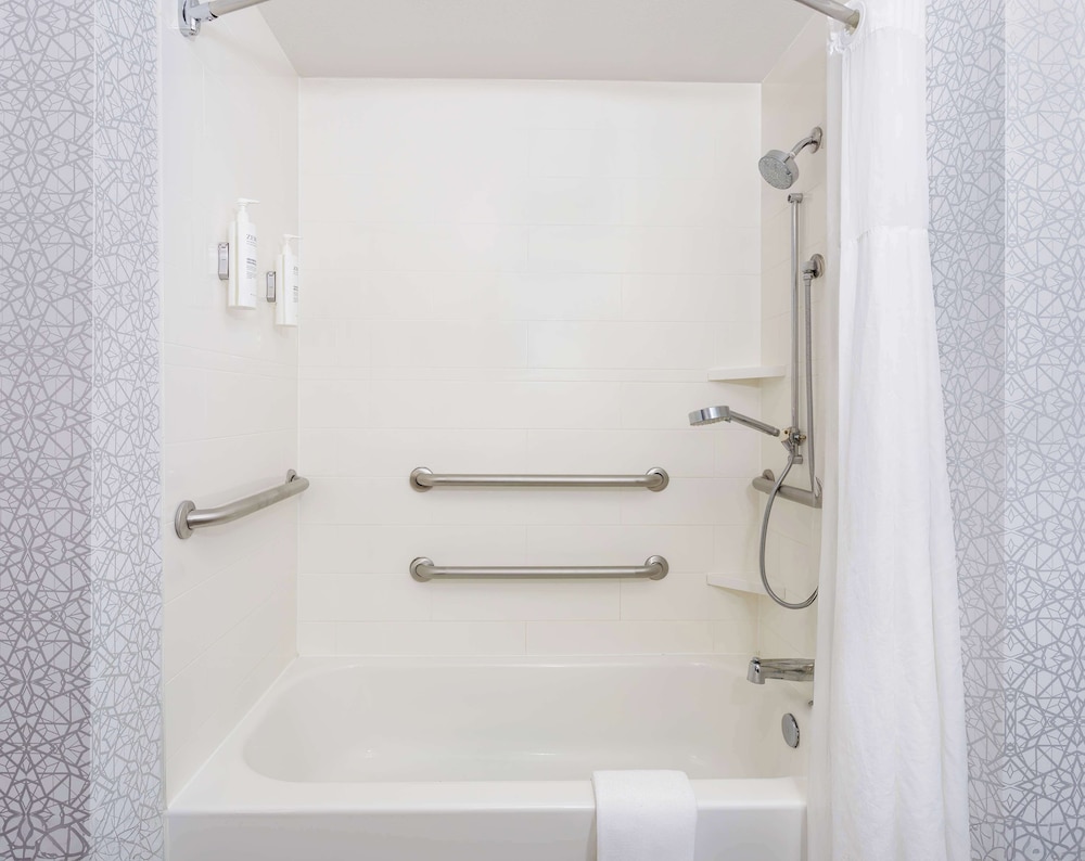 One King Bed, Accessible with Bathtub - Photo 5