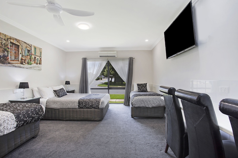 Standard Room, Multiple Beds, Non Smoking - Photo 3