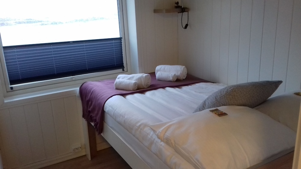 Classic Room, 1 Large Twin Bed, Non Smoking, Partial Sea View photo 1